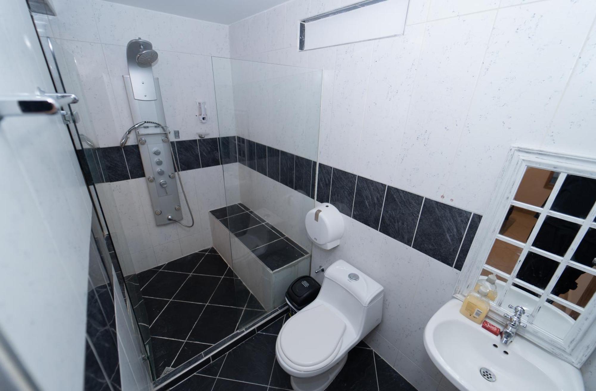 79 Hotel Medellin Bagian luar foto