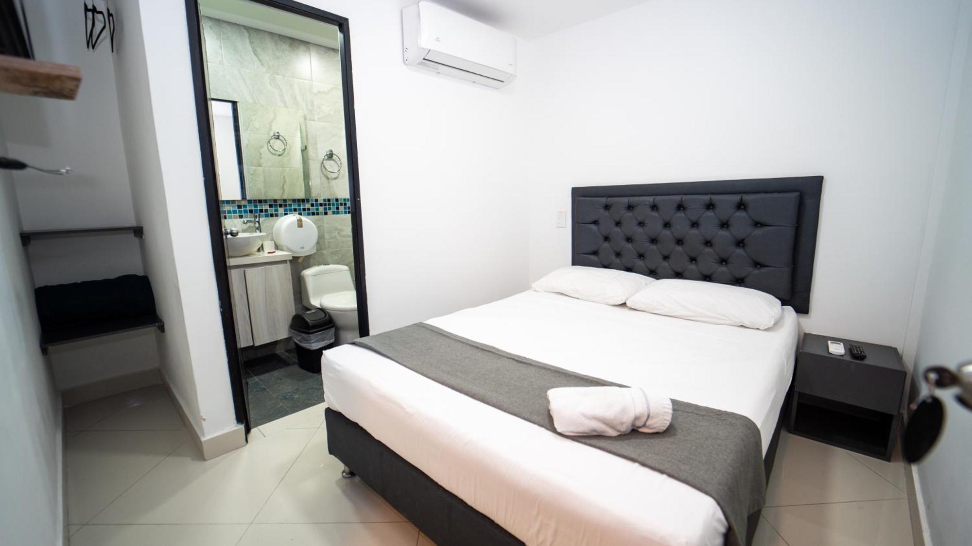 79 Hotel Medellin Bagian luar foto