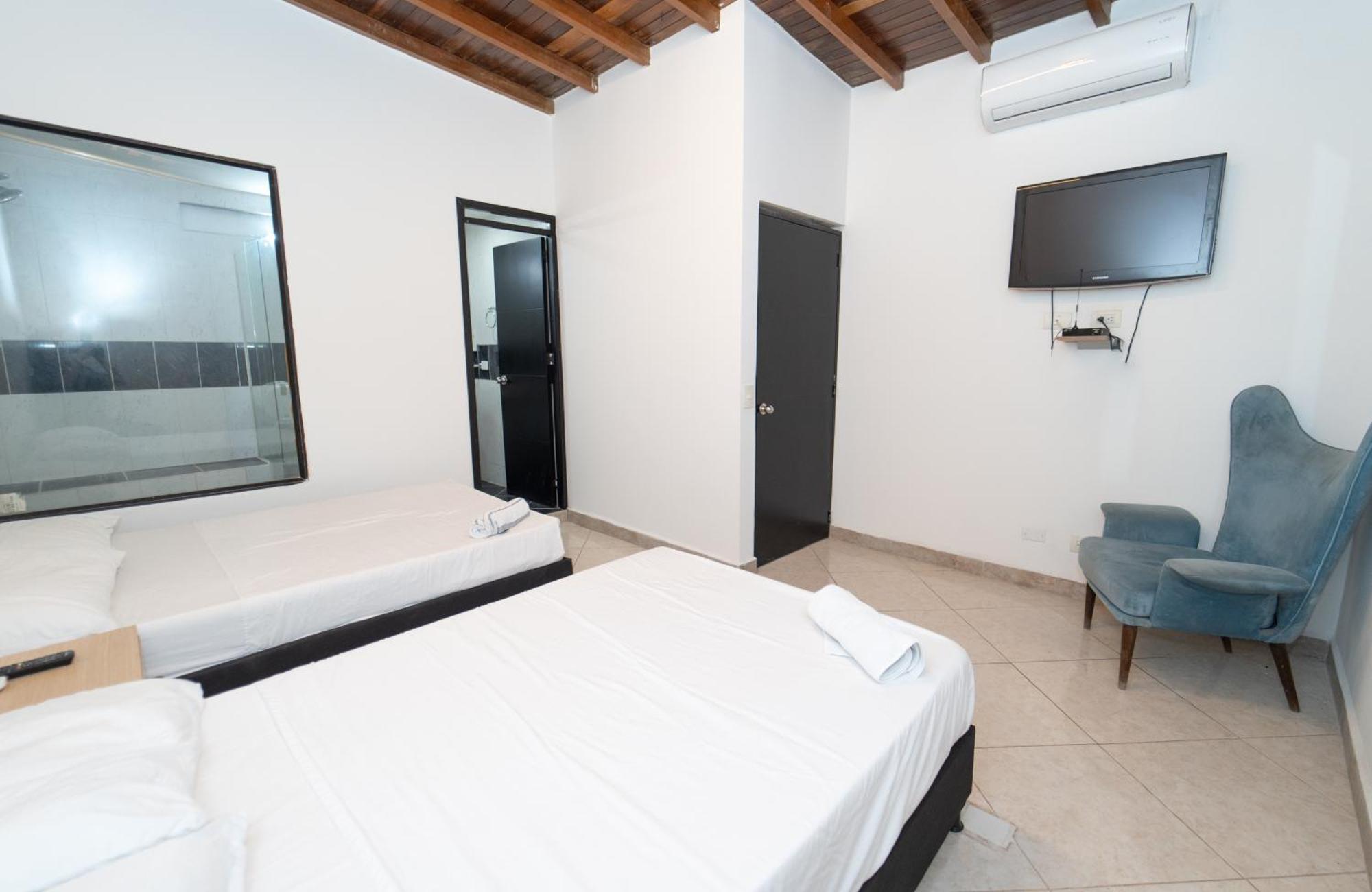 79 Hotel Medellin Bagian luar foto