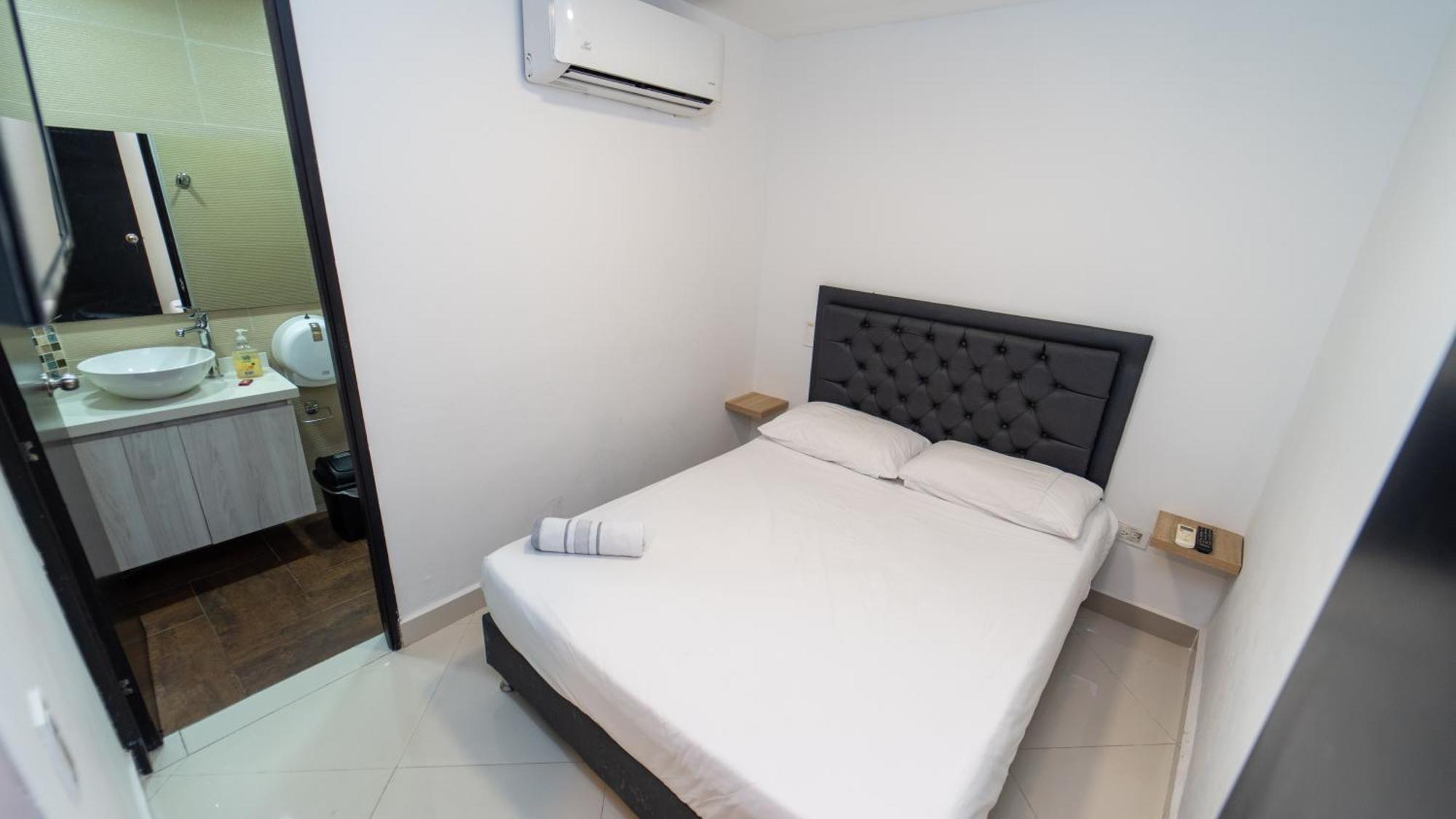 79 Hotel Medellin Bagian luar foto