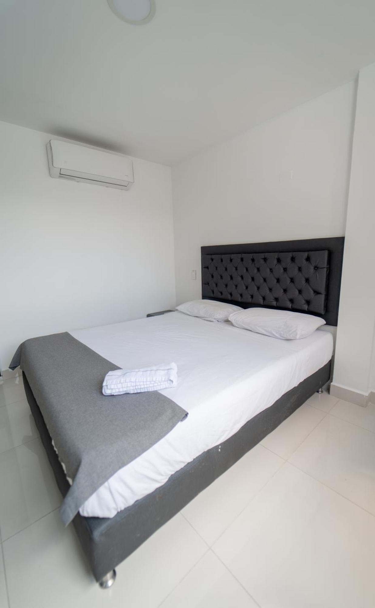 79 Hotel Medellin Bagian luar foto