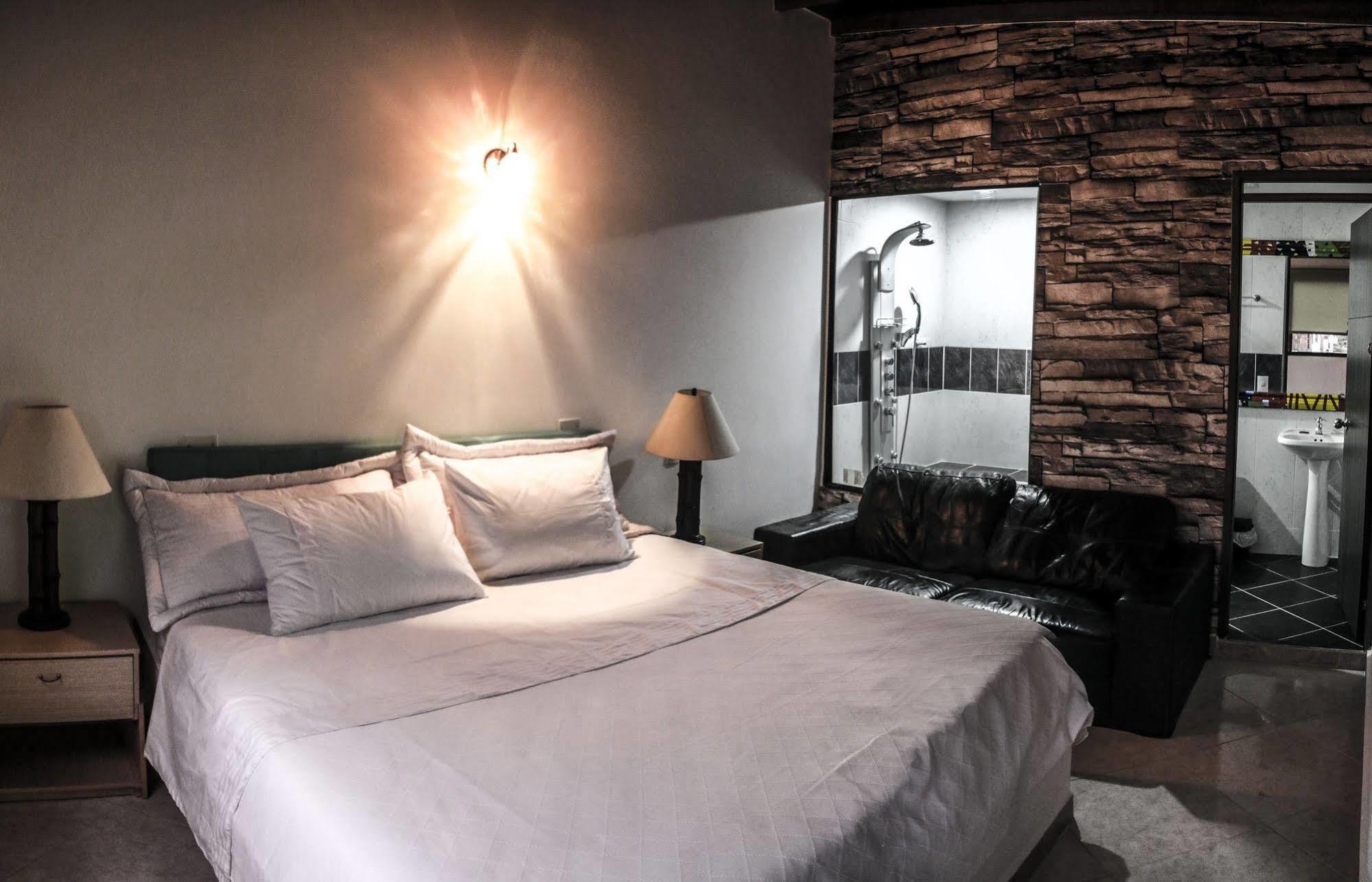 79 Hotel Medellin Bagian luar foto